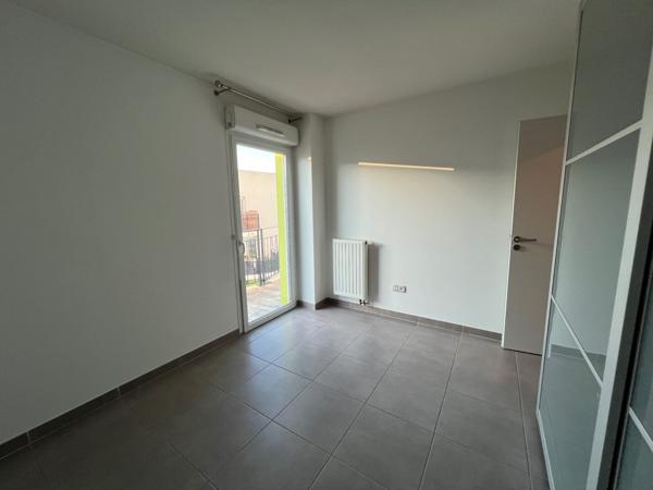 Appartement T2 avec garage fermé en sous-sol. Emplacement idéal!