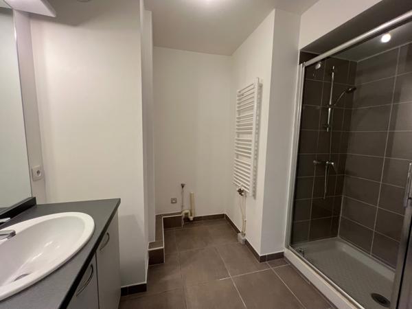 Appartement T2 avec garage fermé en sous-sol. Emplacement idéal!