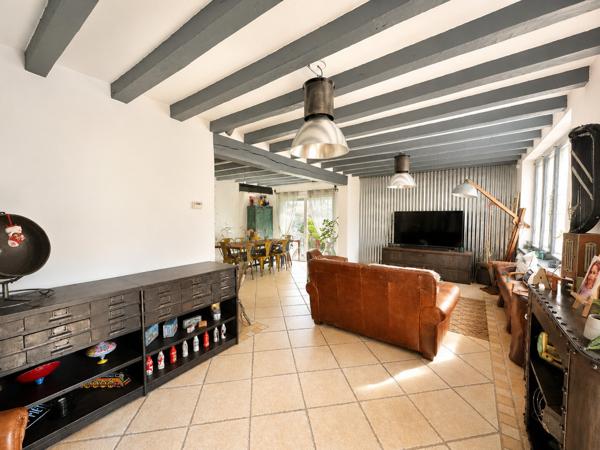 MAISON FAMILIALE AVEC PISCINE, JARDIN PLAT, CLOS ET ARBORE