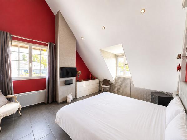 MAISON FAMILIALE AVEC PISCINE, JARDIN PLAT, CLOS ET ARBORE