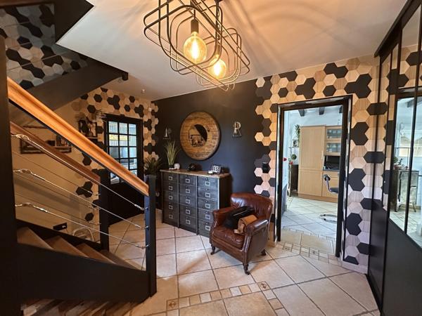 MAISON FAMILIALE AVEC PISCINE, JARDIN PLAT, CLOS ET ARBORE