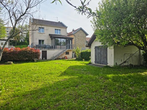 Maison indépendante 91 m² avec sous-sol complet et dépendance sur 650 m² à Montmorot (39)