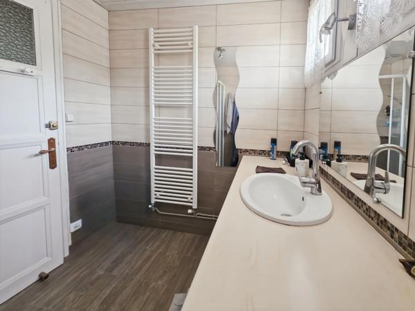 Maison indépendante 91 m² avec sous-sol complet et dépendance sur 650 m² à Montmorot (39)