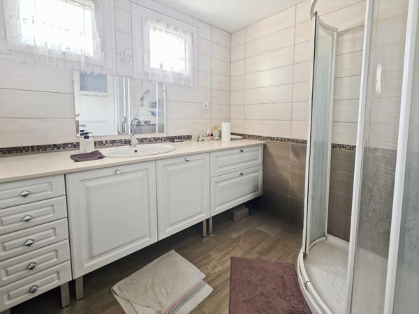 Maison indépendante 91 m² avec sous-sol complet et dépendance sur 650 m² à Montmorot (39)