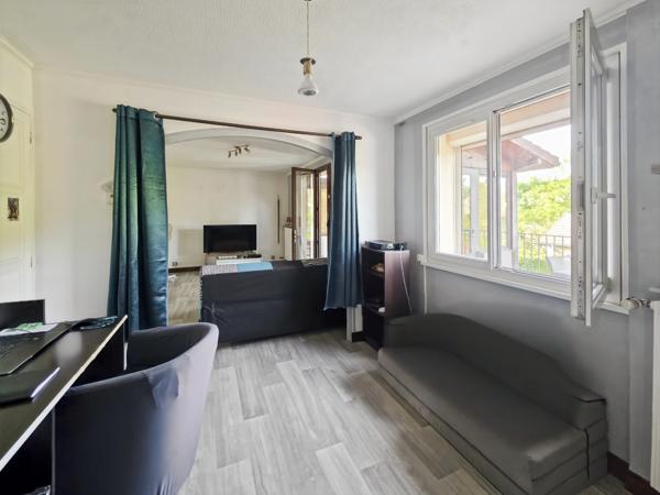 Maison indépendante 91 m² avec sous-sol complet et dépendance sur 650 m² à Montmorot (39)