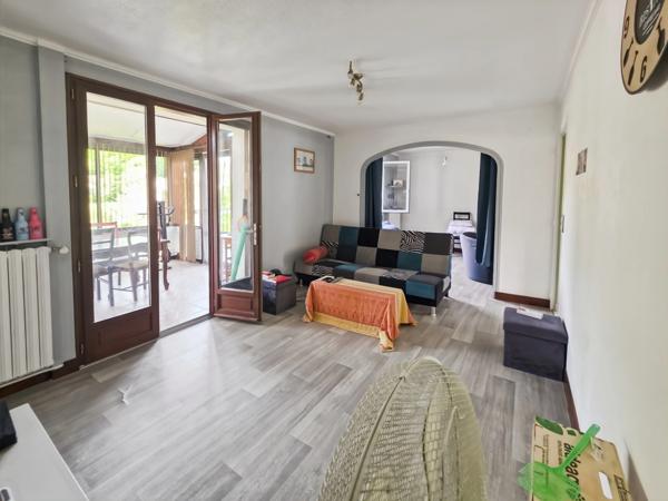 Maison indépendante 91 m² avec sous-sol complet et dépendance sur 650 m² à Montmorot (39)