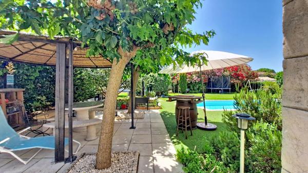 Élégante villa familiale avec piscine et jardin arboré, au calme absolu