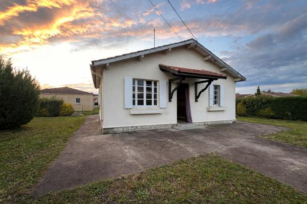 Secteur Sainte-Livrade-sur-Lot, à 5 minutes de toutes les commodités, venez découvrir cette jolie maison de plain-pied à rénover d'environ 86,80 m² habitables sur une parcelle de 500 m². Elle se compose d'une entrée de 3,31 m² desservant un salon de 11,25 , Sainte livrade sur lot