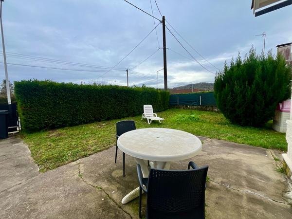 Secteur Sainte-Livrade-sur-Lot, à 5 minutes de toutes les commodités, venez découvrir cette jolie maison de plain-pied à rénover d'environ 86,80 m² habitables sur une parcelle de 500 m². Elle se compose d'une entrée de 3,31 m² desservant un salon de 11,25 , Sainte livrade sur lot