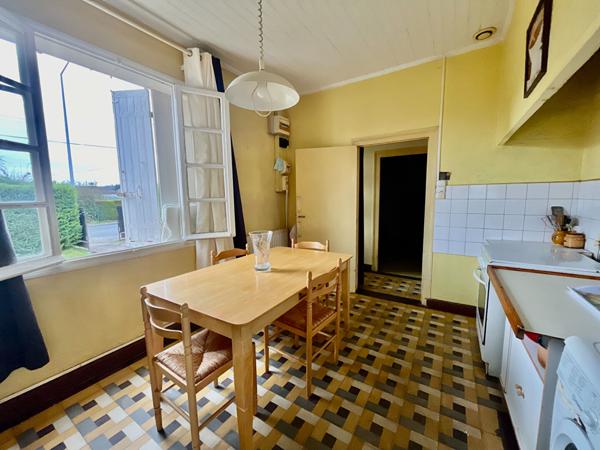 Secteur Sainte-Livrade-sur-Lot, à 5 minutes de toutes les commodités, venez découvrir cette jolie maison de plain-pied à rénover d'environ 86,80 m² habitables sur une parcelle de 500 m². Elle se compose d'une entrée de 3,31 m² desservant un salon de 11,25 , Sainte livrade sur lot