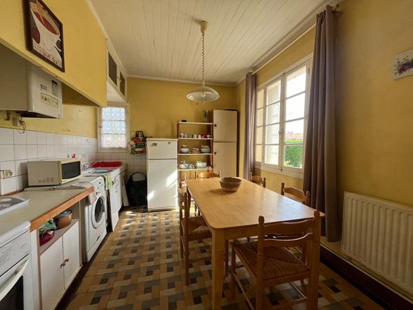 Secteur Sainte-Livrade-sur-Lot, à 5 minutes de toutes les commodités, venez découvrir cette jolie maison de plain-pied à rénover d'environ 86,80 m² habitables sur une parcelle de 500 m². Elle se compose d'une entrée de 3,31 m² desservant un salon de 11,25 , Sainte livrade sur lot