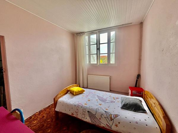 Secteur Sainte-Livrade-sur-Lot, à 5 minutes de toutes les commodités, venez découvrir cette jolie maison de plain-pied à rénover d'environ 86,80 m² habitables sur une parcelle de 500 m². Elle se compose d'une entrée de 3,31 m² desservant un salon de 11,25 , Sainte livrade sur lot