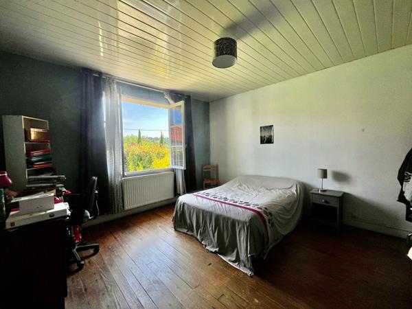 Secteur Sainte-Livrade-sur-Lot, à 5 minutes de toutes les commodités, venez découvrir cette jolie maison de plain-pied à rénover d'environ 86,80 m² habitables sur une parcelle de 500 m². Elle se compose d'une entrée de 3,31 m² desservant un salon de 11,25 , Sainte livrade sur lot