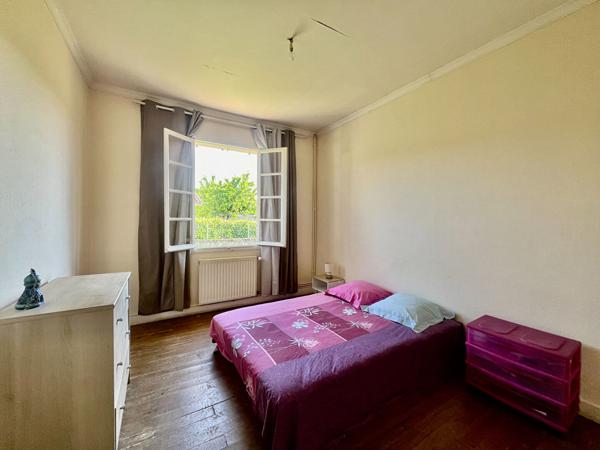 Secteur Sainte-Livrade-sur-Lot, à 5 minutes de toutes les commodités, venez découvrir cette jolie maison de plain-pied à rénover d'environ 86,80 m² habitables sur une parcelle de 500 m². Elle se compose d'une entrée de 3,31 m² desservant un salon de 11,25 , Sainte livrade sur lot
