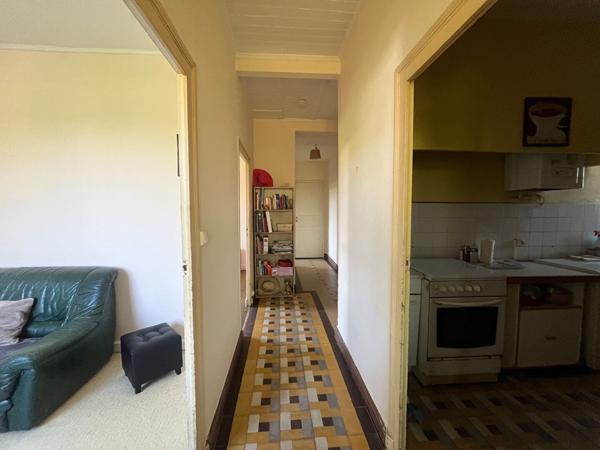 Secteur Sainte-Livrade-sur-Lot, à 5 minutes de toutes les commodités, venez découvrir cette jolie maison de plain-pied à rénover d'environ 86,80 m² habitables sur une parcelle de 500 m². Elle se compose d'une entrée de 3,31 m² desservant un salon de 11,25 , Sainte livrade sur lot