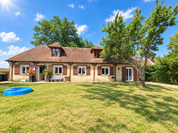 A la campagne maison 5 chambres avec piscine intérieure.