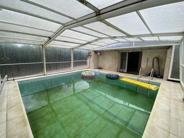 A la campagne maison 5 chambres avec piscine intérieure.