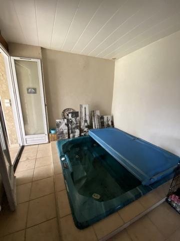 A la campagne maison 5 chambres avec piscine intérieure.