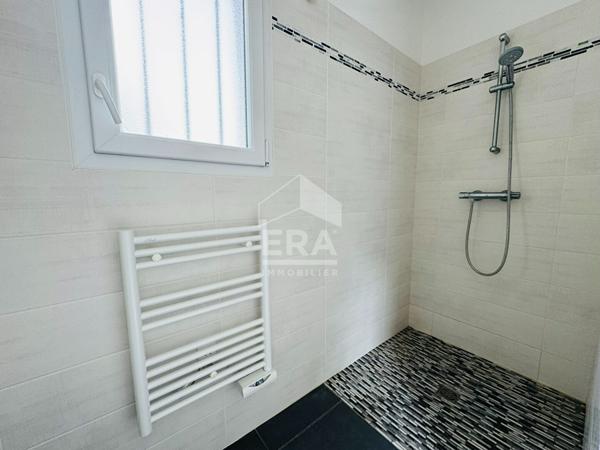 BELLE MAISON COMTEMPORAINE - PLAIN-PIED - CALME - PISCINE