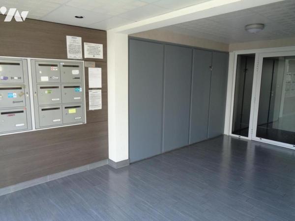 Appartement T2 de 40,42 m² dans résidence calme au 1er étage d'une résidence de deux étages.