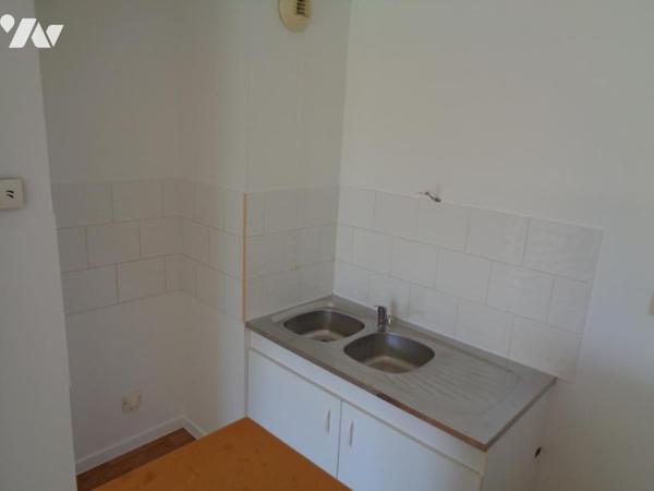 Appartement T2 de 40,42 m² dans résidence calme au 1er étage d'une résidence de deux étages.