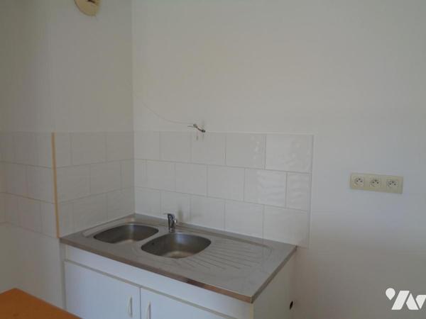 Appartement T2 de 40,42 m² dans résidence calme au 1er étage d'une résidence de deux étages.