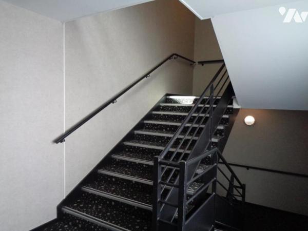 Appartement T2 de 40,42 m² dans résidence calme au 1er étage d'une résidence de deux étages.