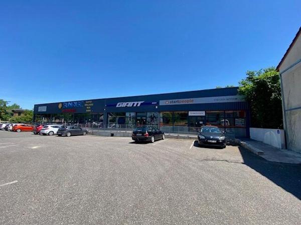 Auch  - Local commercial 300m2 avec parking, vitrine et accès handicapé