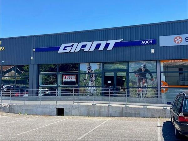 Auch  - Local commercial 300m2 avec parking, vitrine et accès handicapé