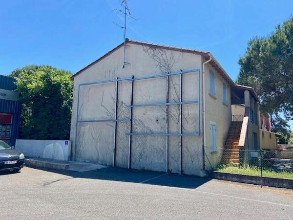 Auch  - Local commercial 300m2 avec parking, vitrine et accès handicapé