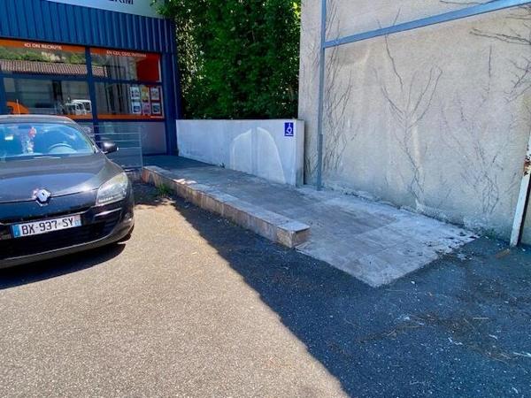 Auch  - Local commercial 300m2 avec parking, vitrine et accès handicapé