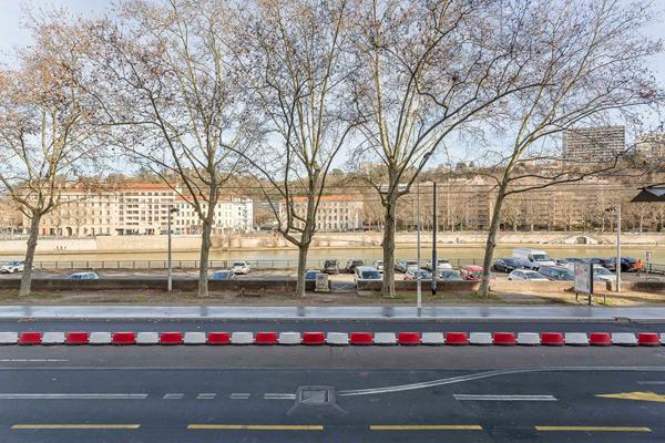 Appartement plein de cachet avec vue sur la Saône
