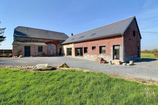 Magnifique rénovation pour cette ferme avec sa grange et ses dépendances dans un environnement exceptionnel, le tout sur plus de 6000 m2 . Le calme assuré !
