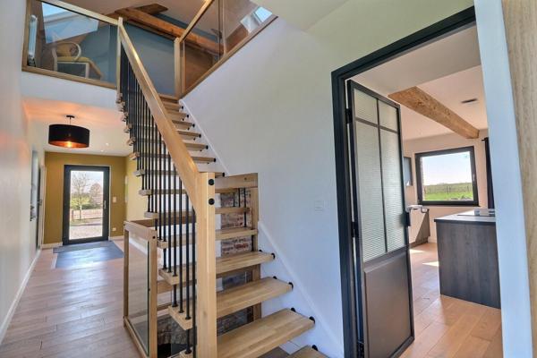 Magnifique rénovation pour cette ferme avec sa grange et ses dépendances dans un environnement exceptionnel, le tout sur plus de 6000 m2 . Le calme assuré !