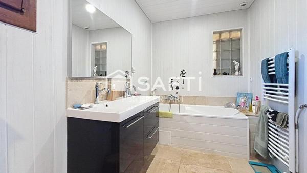 Maison 130 m2  4 pièces avec piscine et terrasses