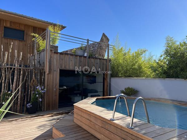 Maison bois avec piscine, centre village