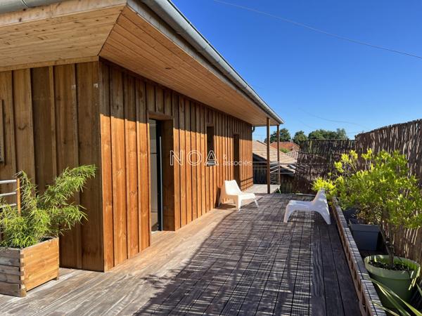 Maison bois avec piscine, centre village