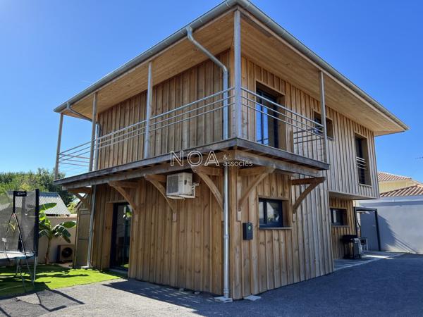 Maison bois avec piscine, centre village