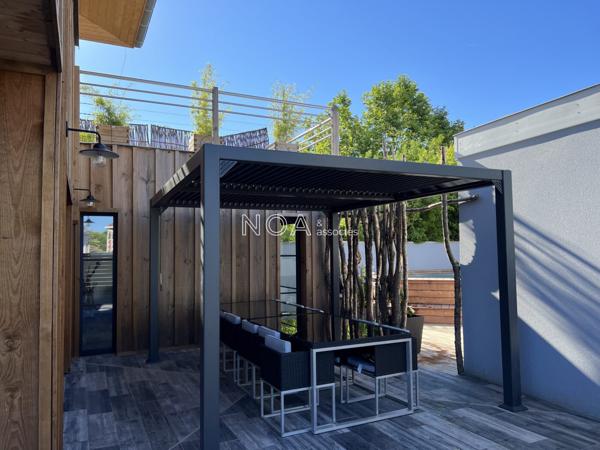 Maison bois avec piscine, centre village