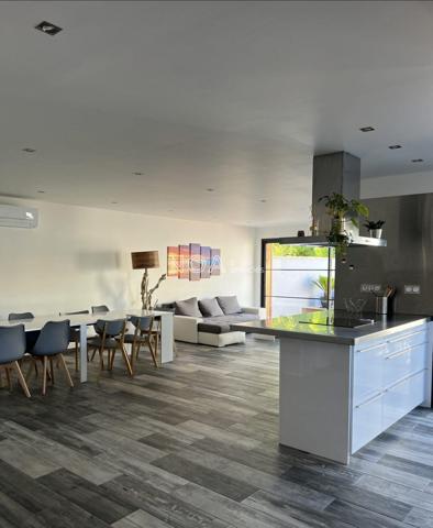 Maison bois avec piscine, centre village
