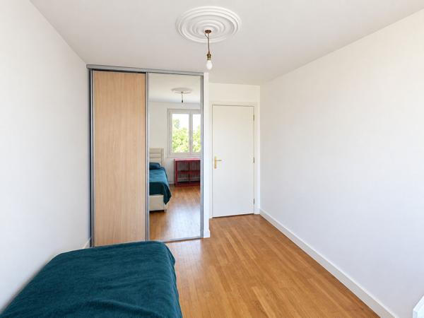VÉNISSIEUX ? PARILLY | T5 rénové avec balcon, proche métro D