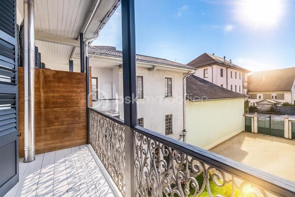 Appartement T2 de 58 m² loi carrez plus mezzanine de 11 m² avec grand balcon et cave .
Il se compose d'une cuisine américaine aménagée et équipée ouverte sur un salon/séjour avec mezzanine donnant sur un grand balcon à vue imprenable, d'une chambre avec placard, d'une salle d'eau neuve avec WC. 
Cheminée et poêle à bois
Faibles charges 65€ comprend entretien et électricité des communs, provision pour travaux éventuel (cage d’escalier refaite).
Très lumineux au calme et sans vis à vis.
A visiter sans tarde.