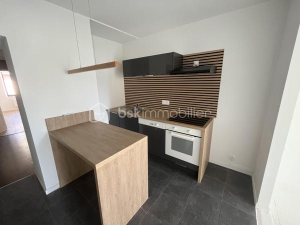 Appartement T2 de 58 m² loi carrez plus mezzanine de 11 m² avec grand balcon et cave .
Il se compose d'une cuisine américaine aménagée et équipée ouverte sur un salon/séjour avec mezzanine donnant sur un grand balcon à vue imprenable, d'une chambre avec placard, d'une salle d'eau neuve avec WC. 
Cheminée et poêle à bois
Faibles charges 65€ comprend entretien et électricité des communs, provision pour travaux éventuel (cage d’escalier refaite).
Très lumineux au calme et sans vis à vis.
A visiter sans tarde.