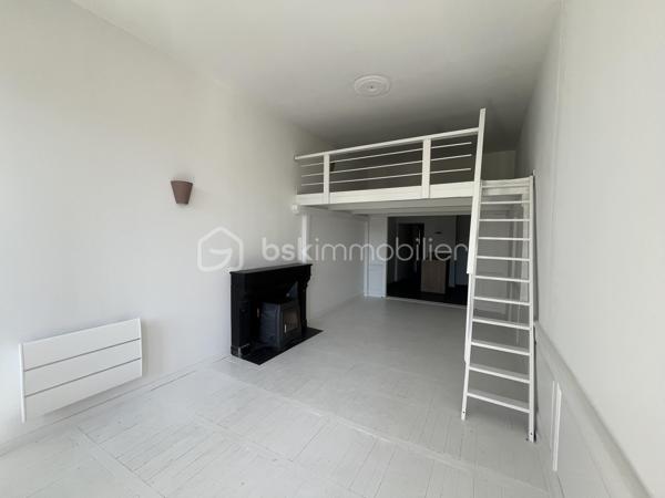 Appartement T2 de 58 m² loi carrez plus mezzanine de 11 m² avec grand balcon et cave .
Il se compose d'une cuisine américaine aménagée et équipée ouverte sur un salon/séjour avec mezzanine donnant sur un grand balcon à vue imprenable, d'une chambre avec placard, d'une salle d'eau neuve avec WC. 
Cheminée et poêle à bois
Faibles charges 65€ comprend entretien et électricité des communs, provision pour travaux éventuel (cage d’escalier refaite).
Très lumineux au calme et sans vis à vis.
A visiter sans tarde.