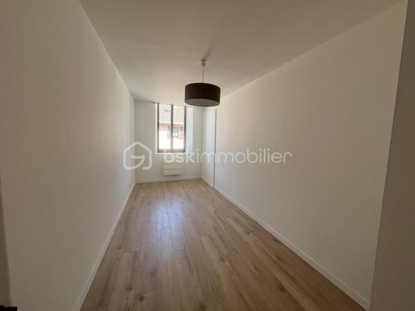Appartement T2 de 58 m² loi carrez plus mezzanine de 11 m² avec grand balcon et cave .
Il se compose d'une cuisine américaine aménagée et équipée ouverte sur un salon/séjour avec mezzanine donnant sur un grand balcon à vue imprenable, d'une chambre avec placard, d'une salle d'eau neuve avec WC. 
Cheminée et poêle à bois
Faibles charges 65€ comprend entretien et électricité des communs, provision pour travaux éventuel (cage d’escalier refaite).
Très lumineux au calme et sans vis à vis.
A visiter sans tarde.