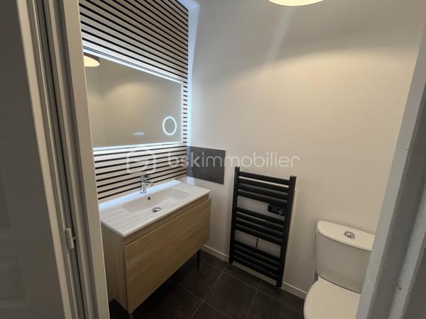 Appartement T2 de 58 m² loi carrez plus mezzanine de 11 m² avec grand balcon et cave .
Il se compose d'une cuisine américaine aménagée et équipée ouverte sur un salon/séjour avec mezzanine donnant sur un grand balcon à vue imprenable, d'une chambre avec placard, d'une salle d'eau neuve avec WC. 
Cheminée et poêle à bois
Faibles charges 65€ comprend entretien et électricité des communs, provision pour travaux éventuel (cage d’escalier refaite).
Très lumineux au calme et sans vis à vis.
A visiter sans tarde.