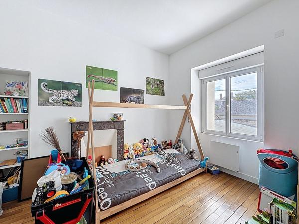 MAISON DE VILLE ENTIEREMENT RENOVEE EN COEUR DE VILLE DE SABLE SUR SARTHE