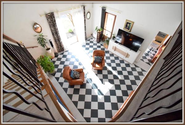 Villa quatre pièces, un deux pièces et un studio indépendant. Belle rentabilité. Centre ville. Vidéo disponible.