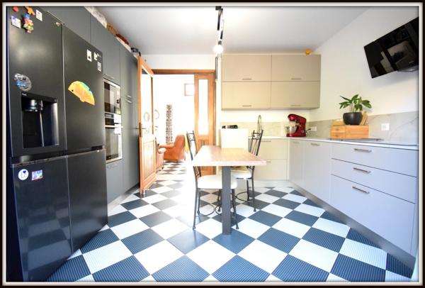 Villa quatre pièces, un deux pièces et un studio indépendant. Belle rentabilité. Centre ville. Vidéo disponible.