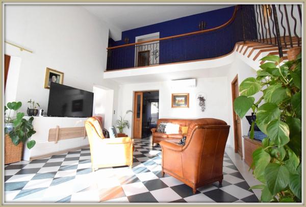 Villa quatre pièces, un deux pièces et un studio indépendant. Belle rentabilité. Centre ville. Vidéo disponible.